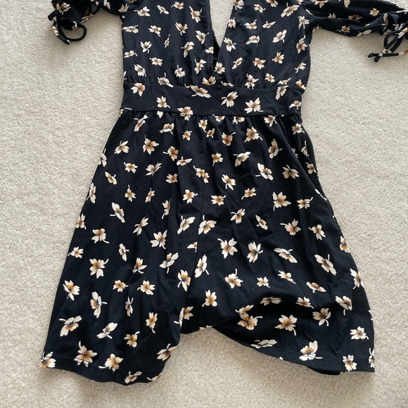 Womens topshop timer short with sleeves and deep neck and tie at the back - Picture 2 of 2